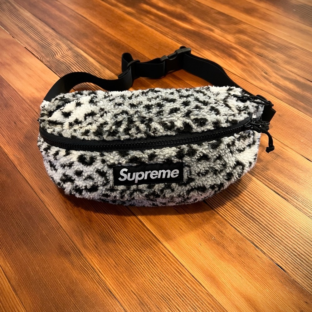 SUPREME FUZZY WHITE LOPARD FANNY PACK